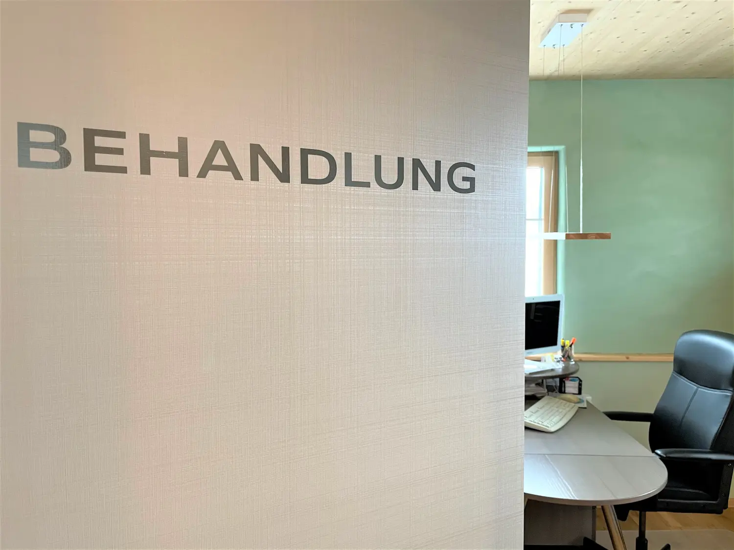 Silvia Schötz Naturheilpraxis Behandlungszimmer